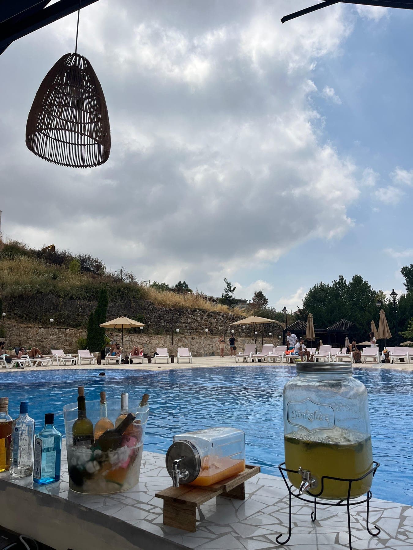 OUTDOOR POOL & POOL BAR